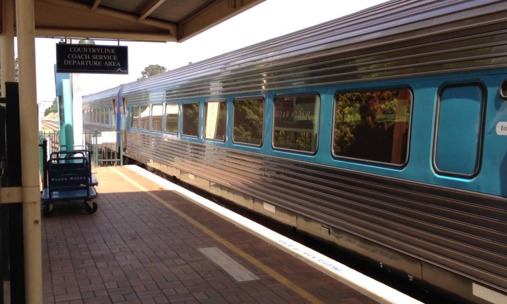 XPT set departing Wagga Wagga Railway Station