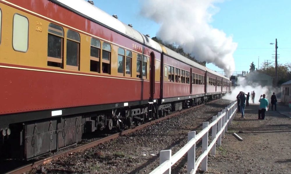 AD 6029 Beyer Garrat City of Canberra departing Wagga Wagga