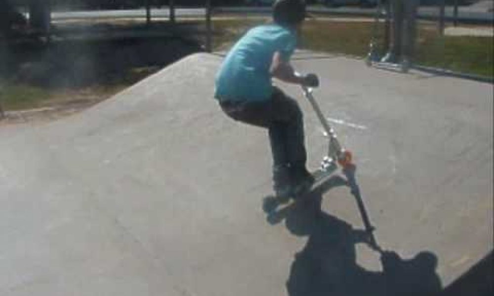 Wagga Skatepark scooter vid