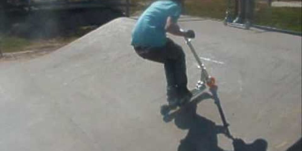 Wagga Skatepark scooter vid