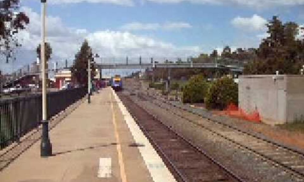 Melbourne bound XPT at Wagga Wagga